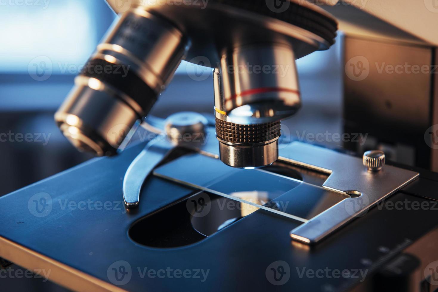 laboratorio, microscopio para muestras de prueba de biología química, equipo médico, antecedentes de investigación científica y sanitaria. foto