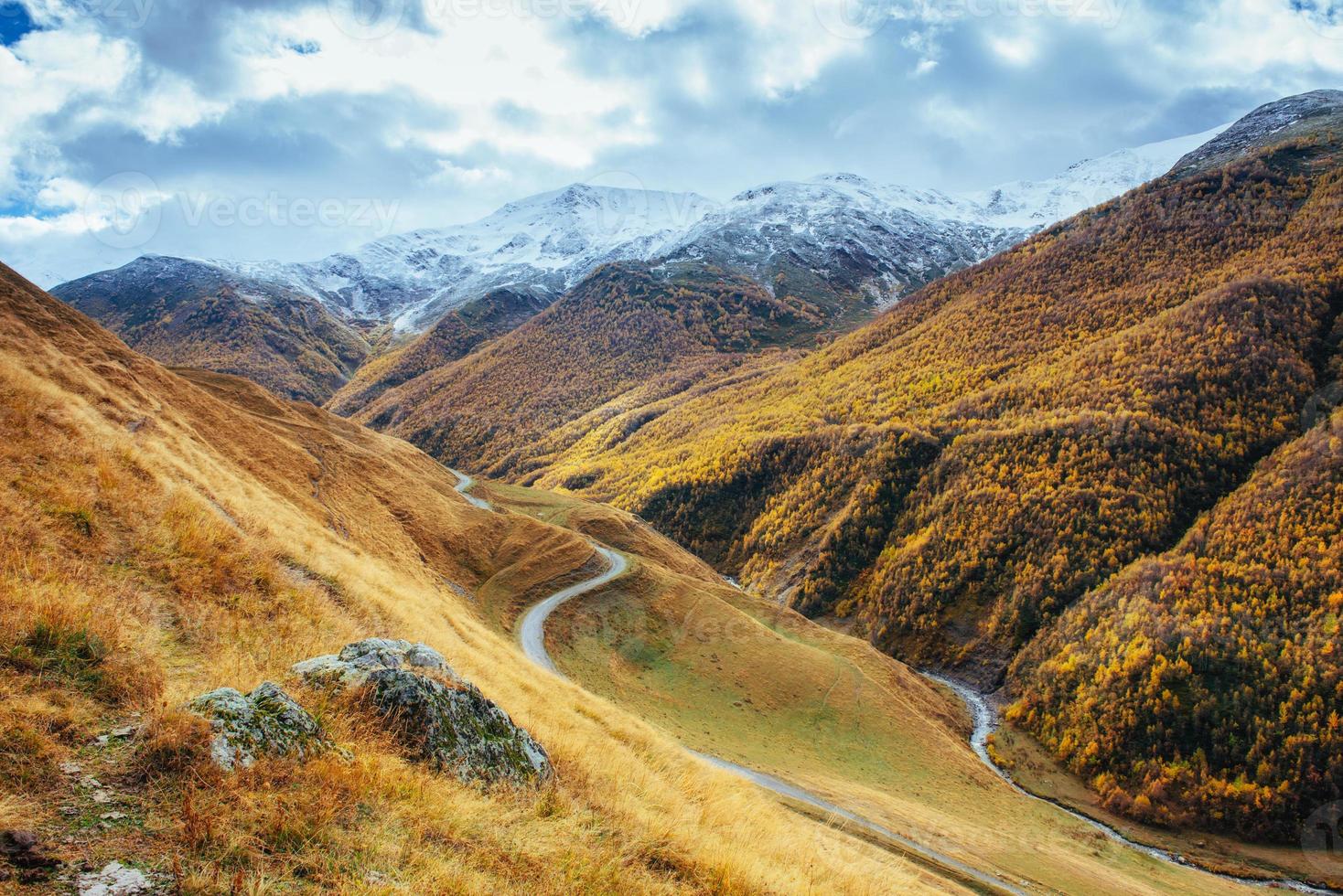 paisaje dorado de otoño entre las montañas rocosas de georgia. camino de piedra Europa foto