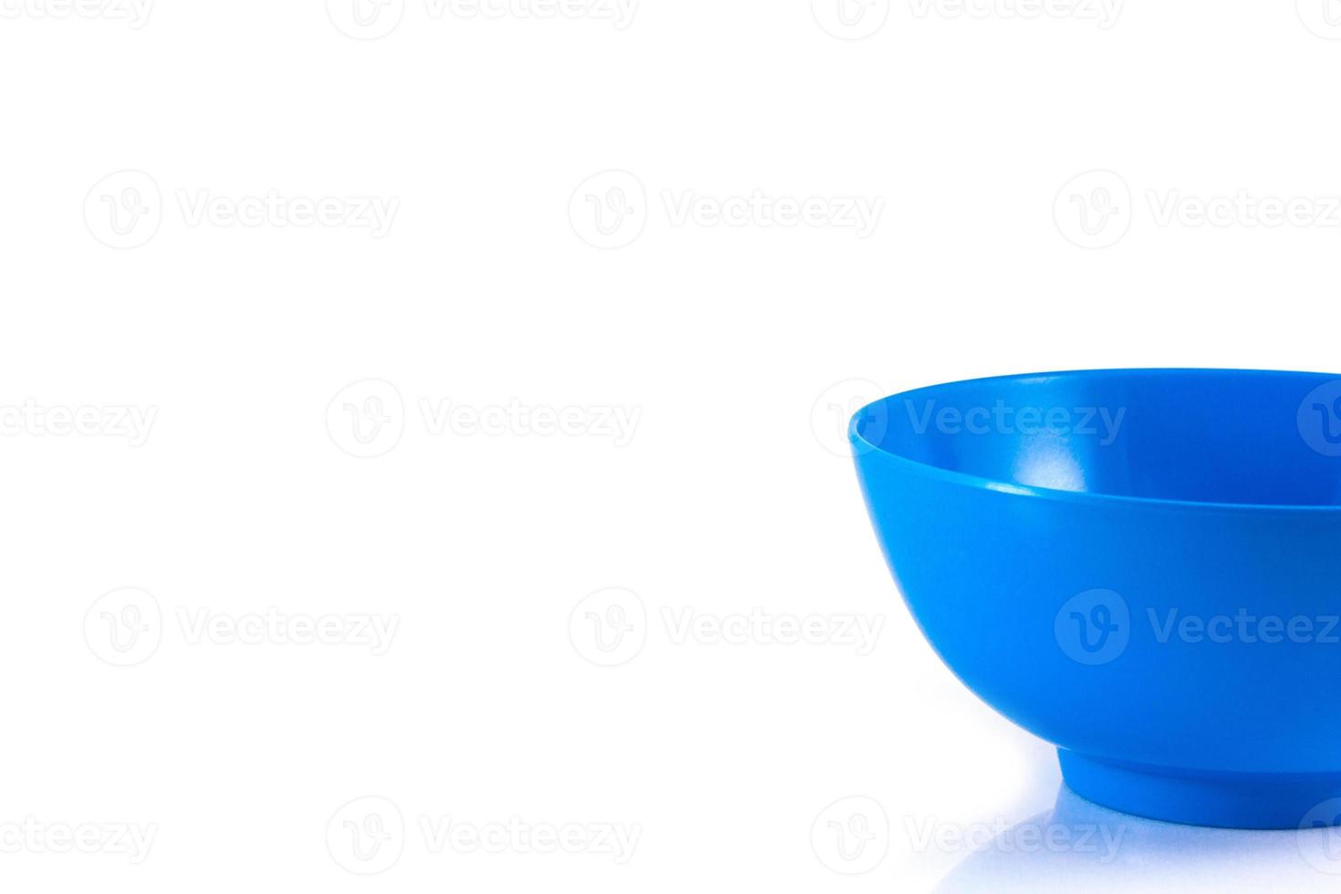 Recipiente azul vacío aislado sobre fondo blanco. foto