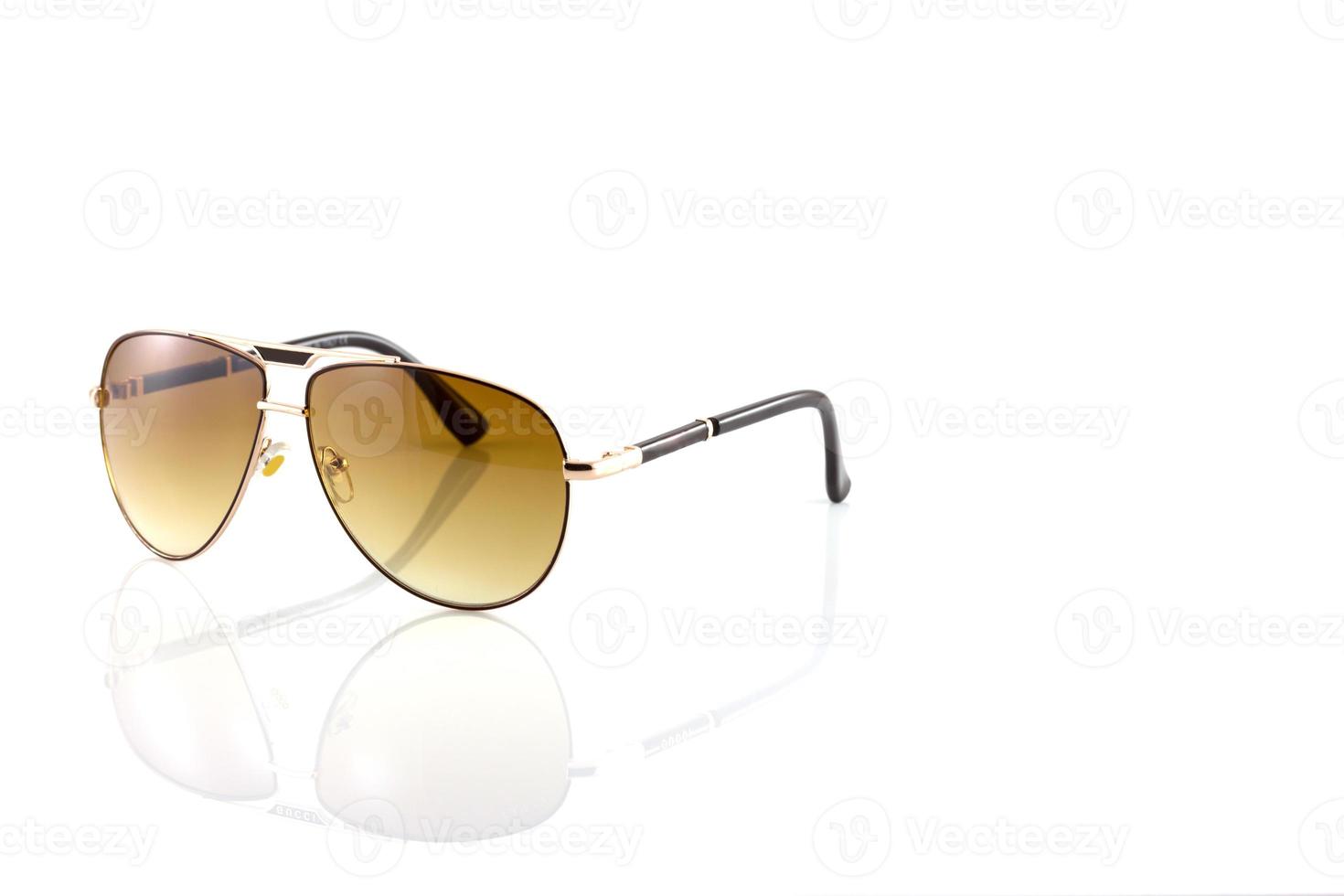 Gafas de sol de metal aislado sobre fondo blanco. foto