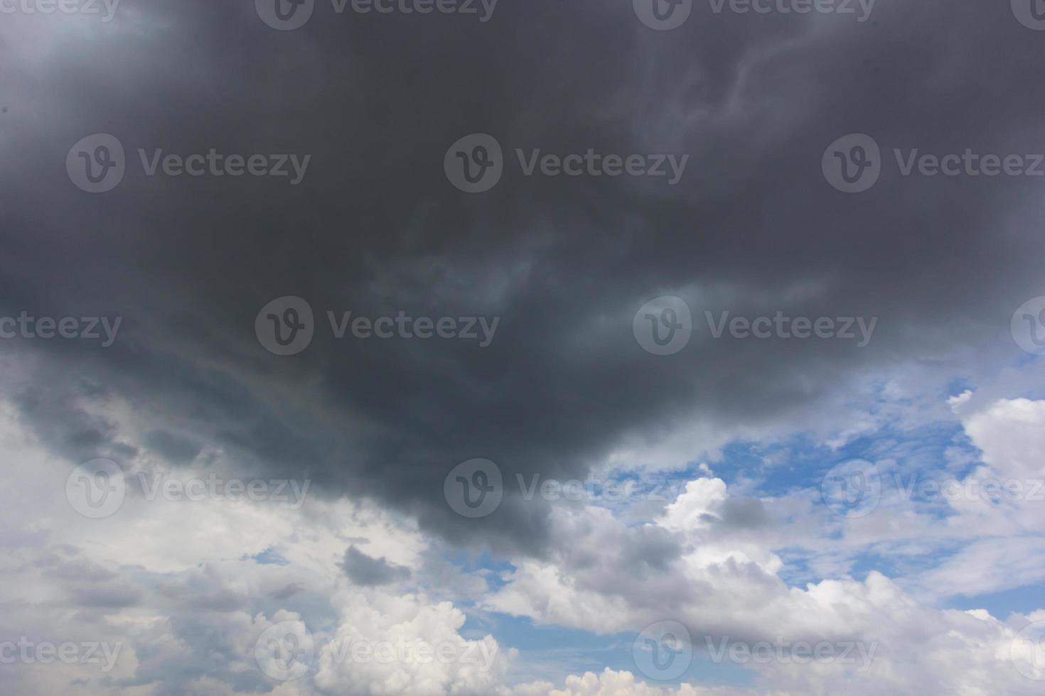 el sol del cielo oscuro sigue brillando. tormenta que viene foto