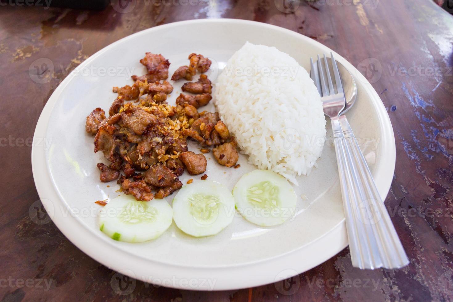 cerdo frito con ajo y pimienta y arroz foto