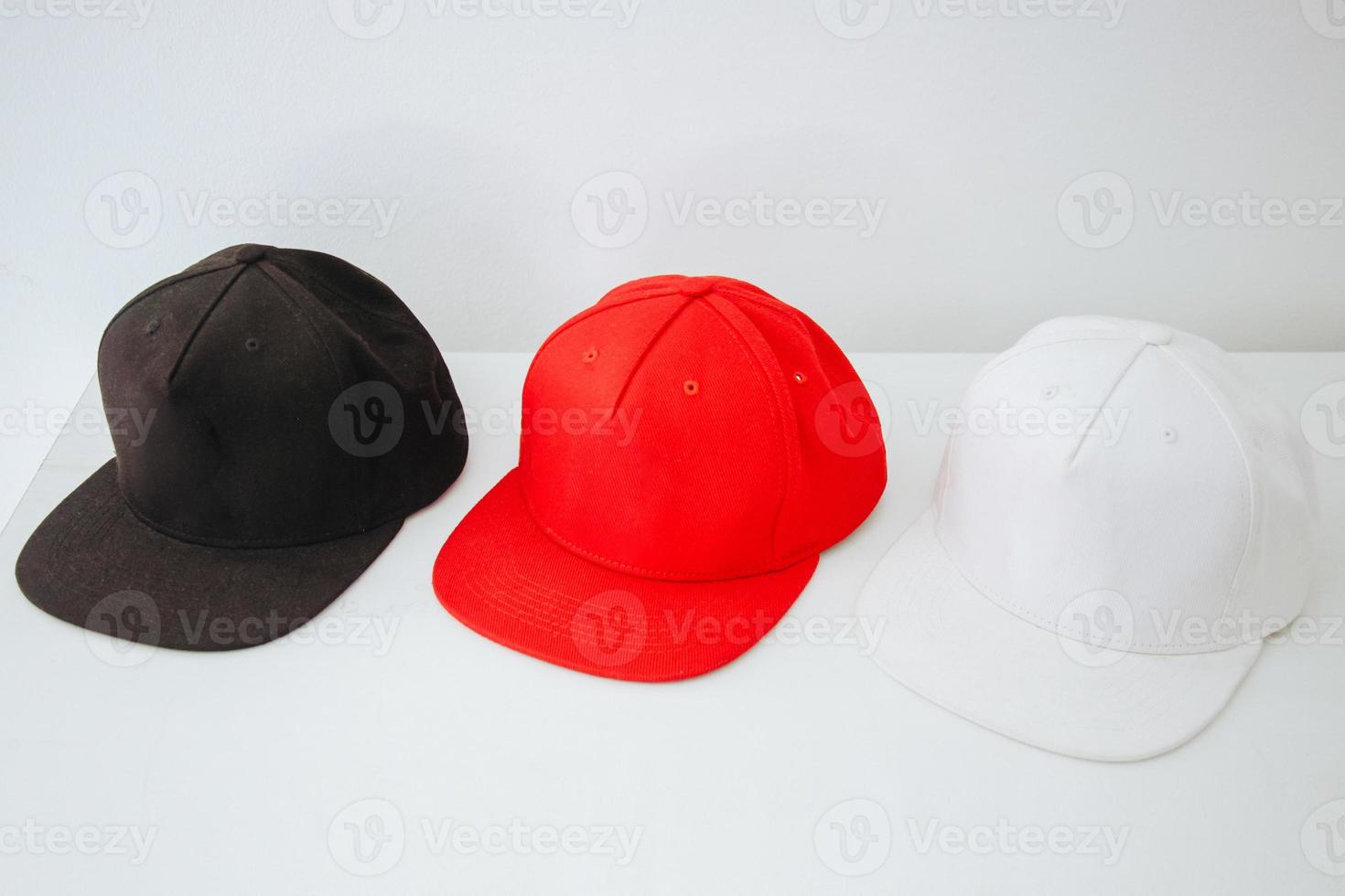 snapback rojo y blanco negro sobre fondo blanco foto