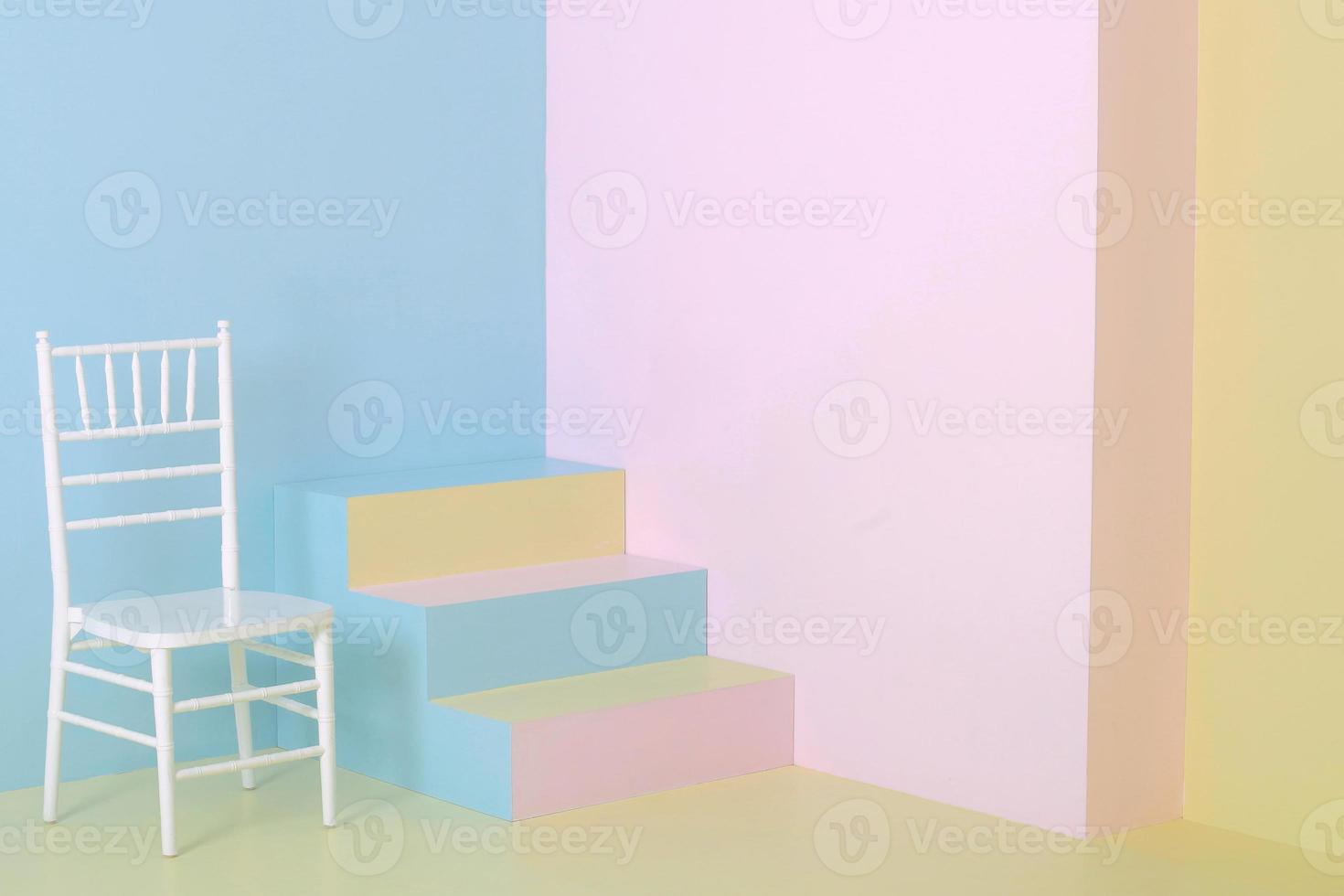 fondo de colores pastel, esquina minimalista con escalera y silla de madera blanca, foto de bellas artes