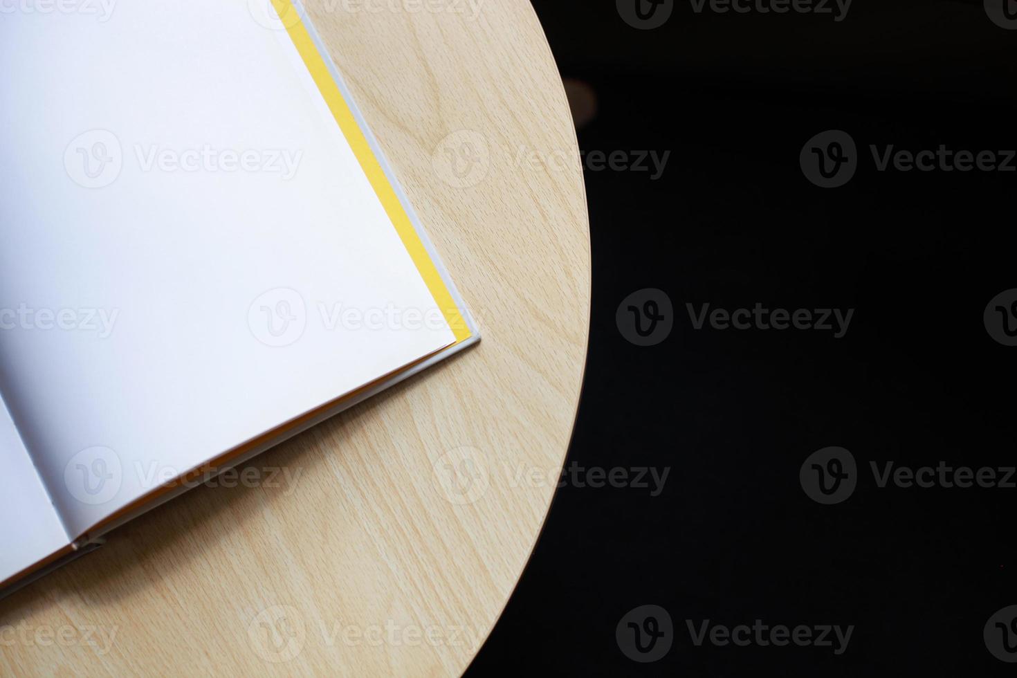 página de libro en blanco en mesa redonda con espacio de copia foto