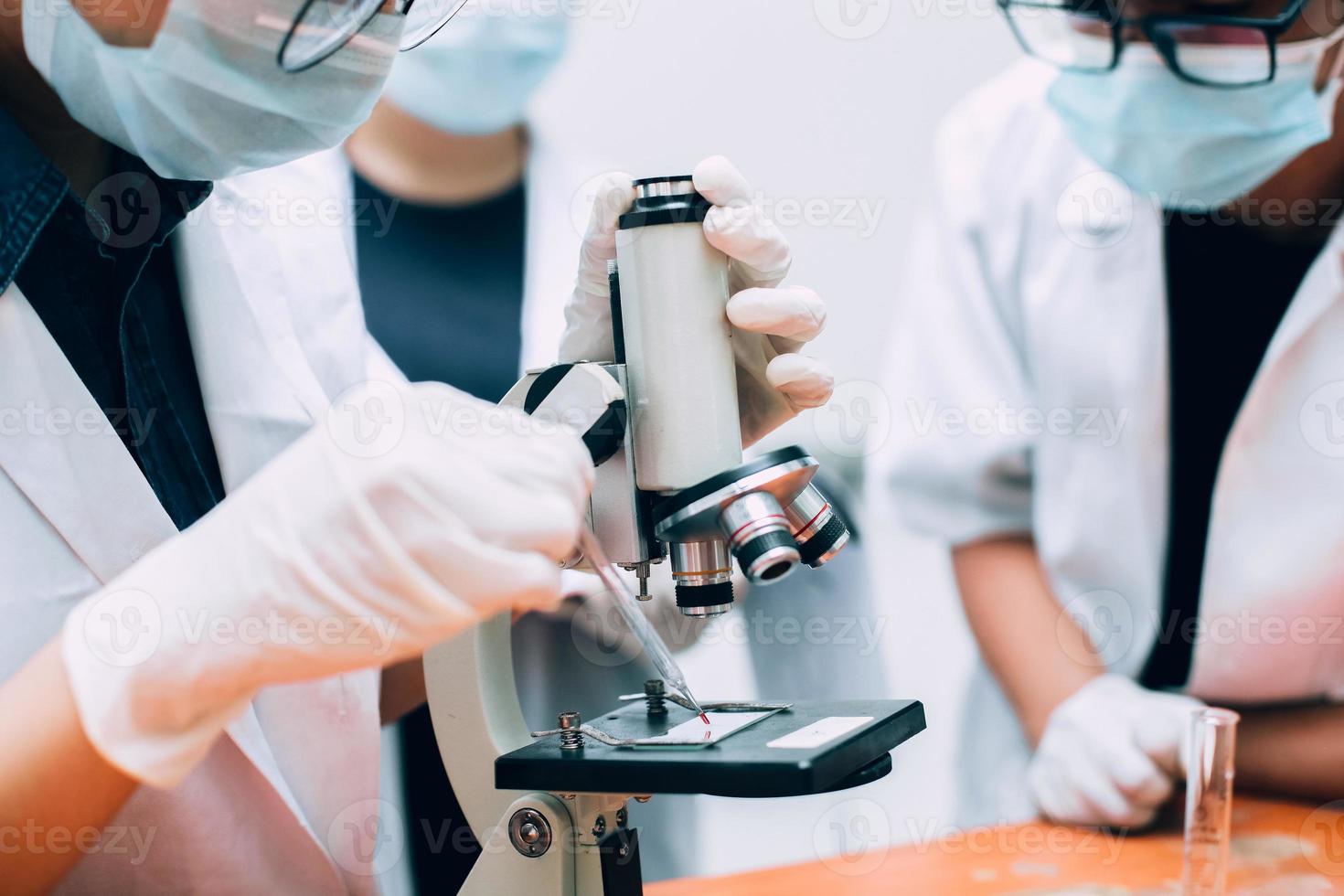 científico usando microscopio para hacer algunas investigaciones. día nacional de la ciencia, día mundial de la ciencia foto