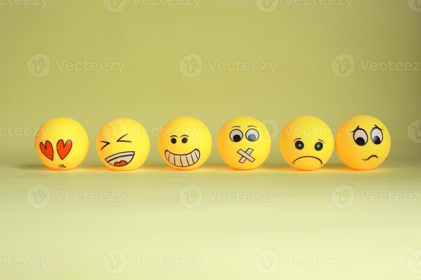 varios emoticonos amarillos aislados en fondo amarillo foto