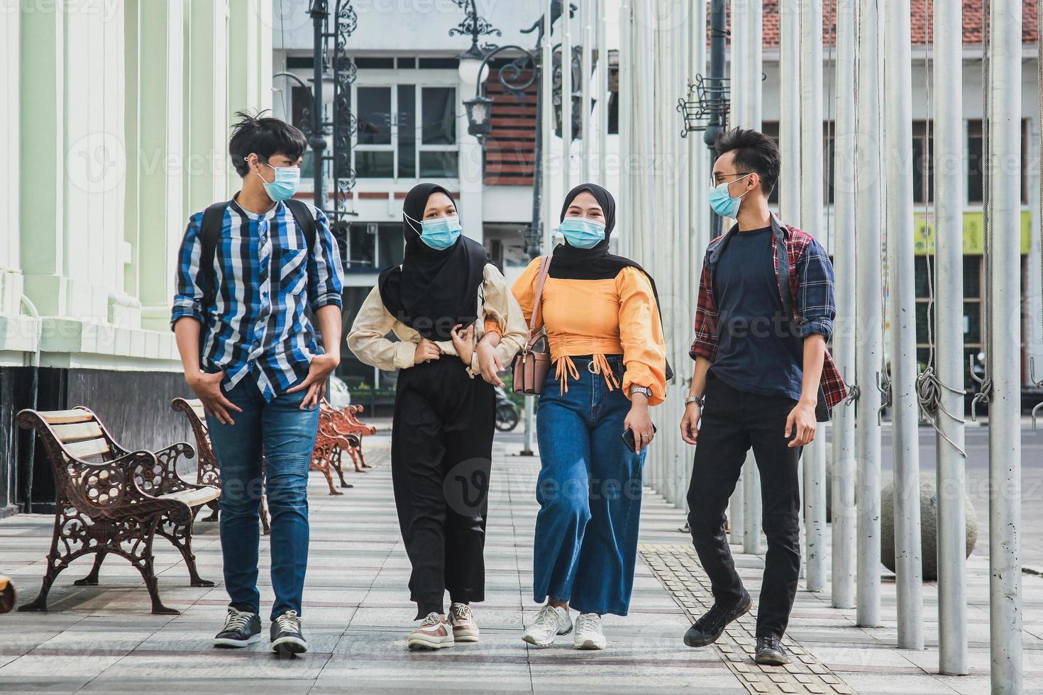 jóvenes amigos de la generación del milenio caminando en el centro de la ciudad vieja - gente feliz divirtiéndose juntos - estilo de vida juvenil, concepto de amistad foto