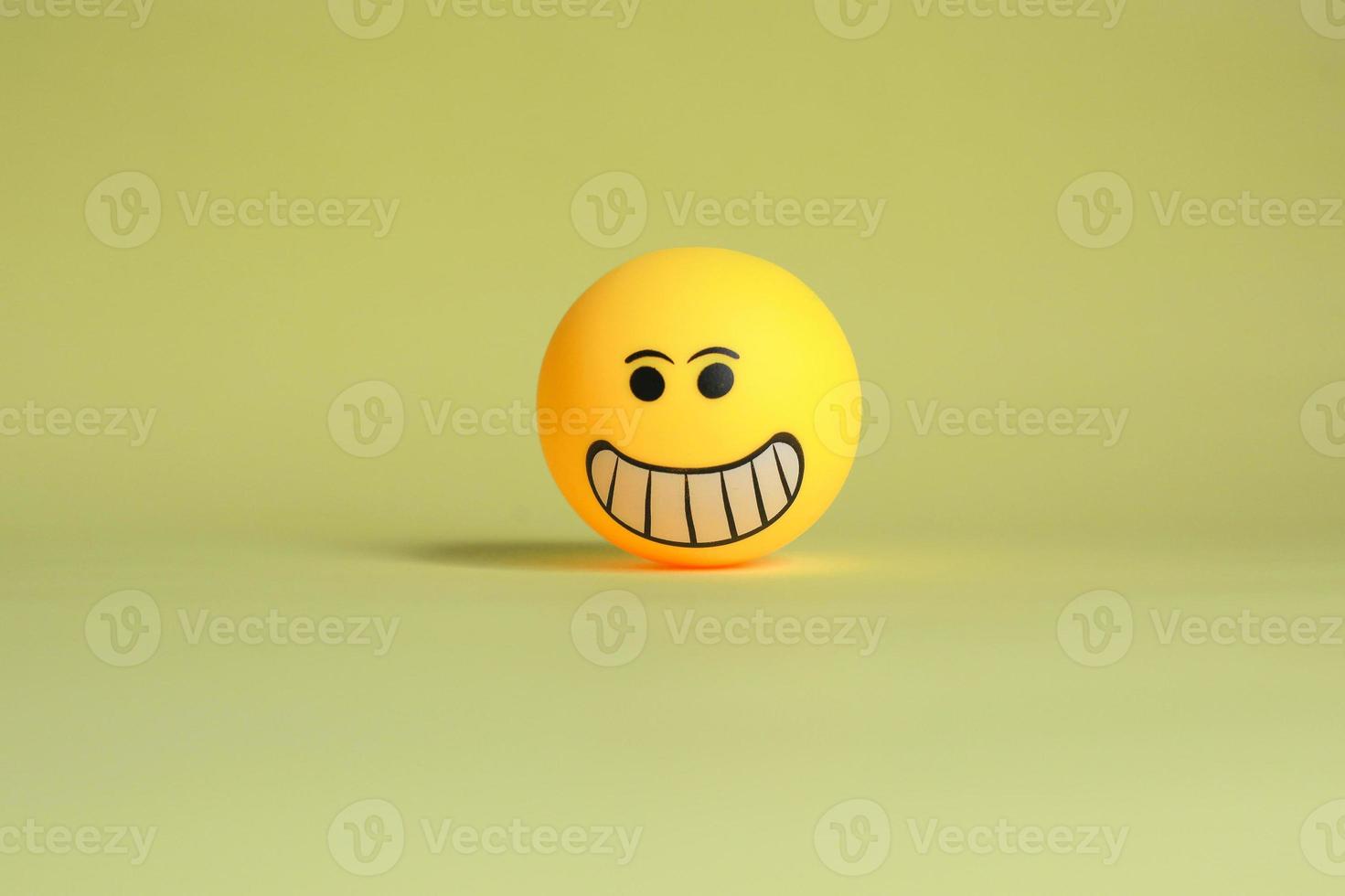 emoticono sonriente aislado sobre fondo amarillo. foto