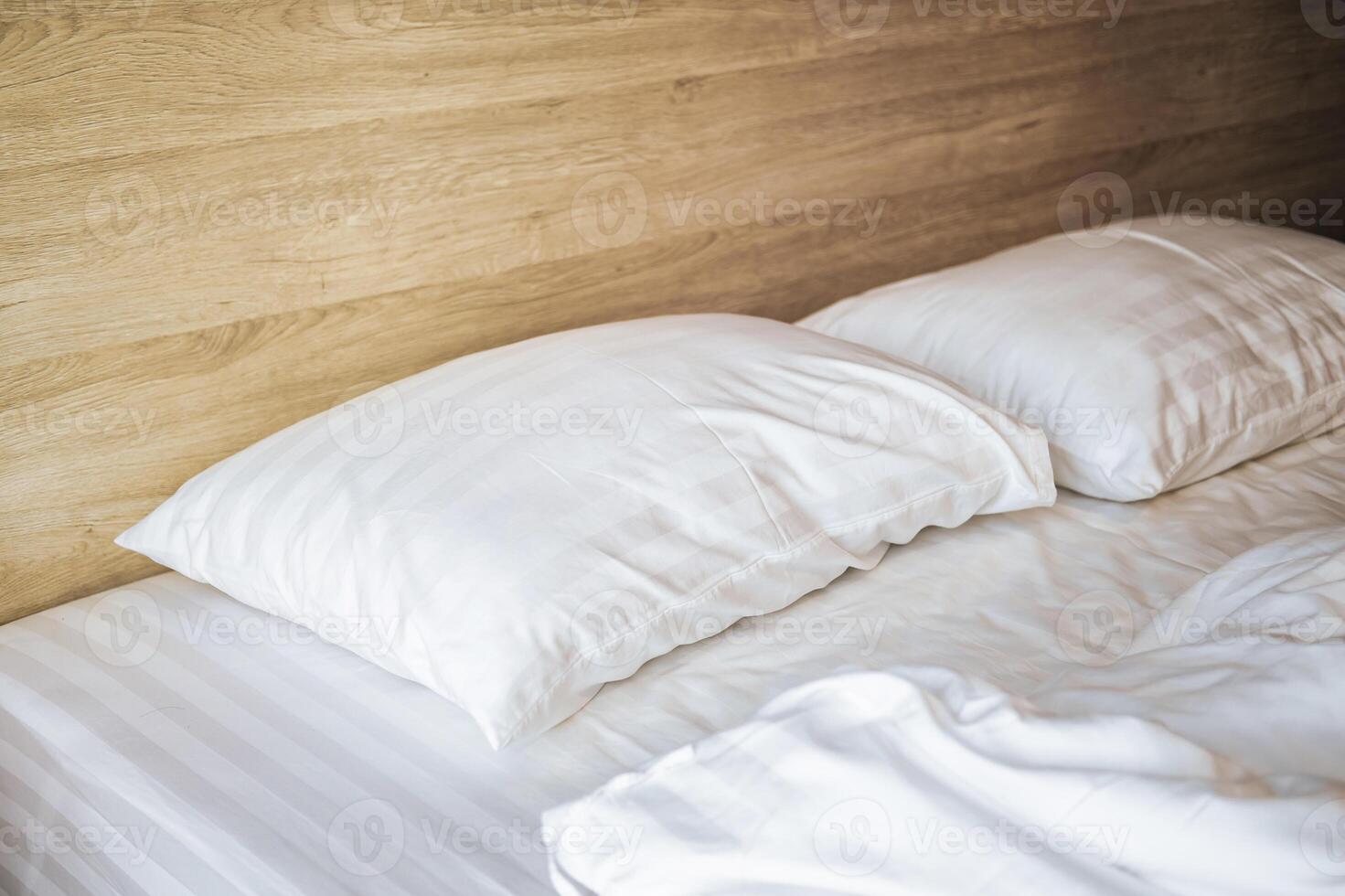 entidad Mancha erección dormitorio con cama blanca, dos almohadas blancas, edredón blanco en la cama  con cabecero de madera y luz solar 6080012 Foto de stock en Vecteezy