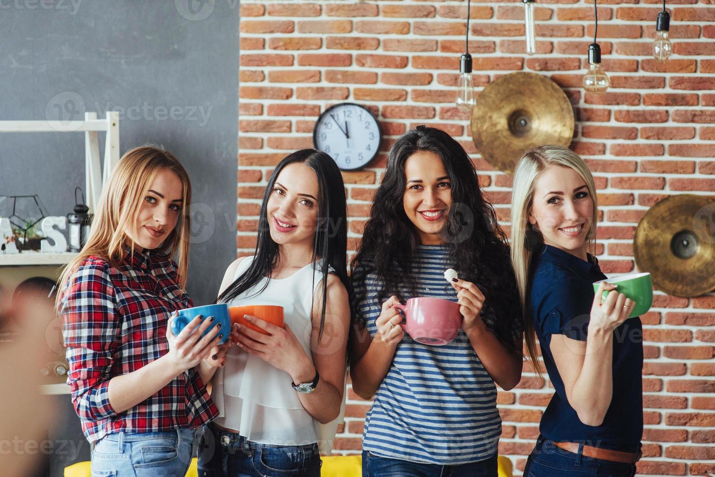 grupo de jóvenes hermosos que disfrutan de una conversación y beben café, las mejores amigas juntas divirtiéndose, planteando un concepto de estilo de vida emocional foto