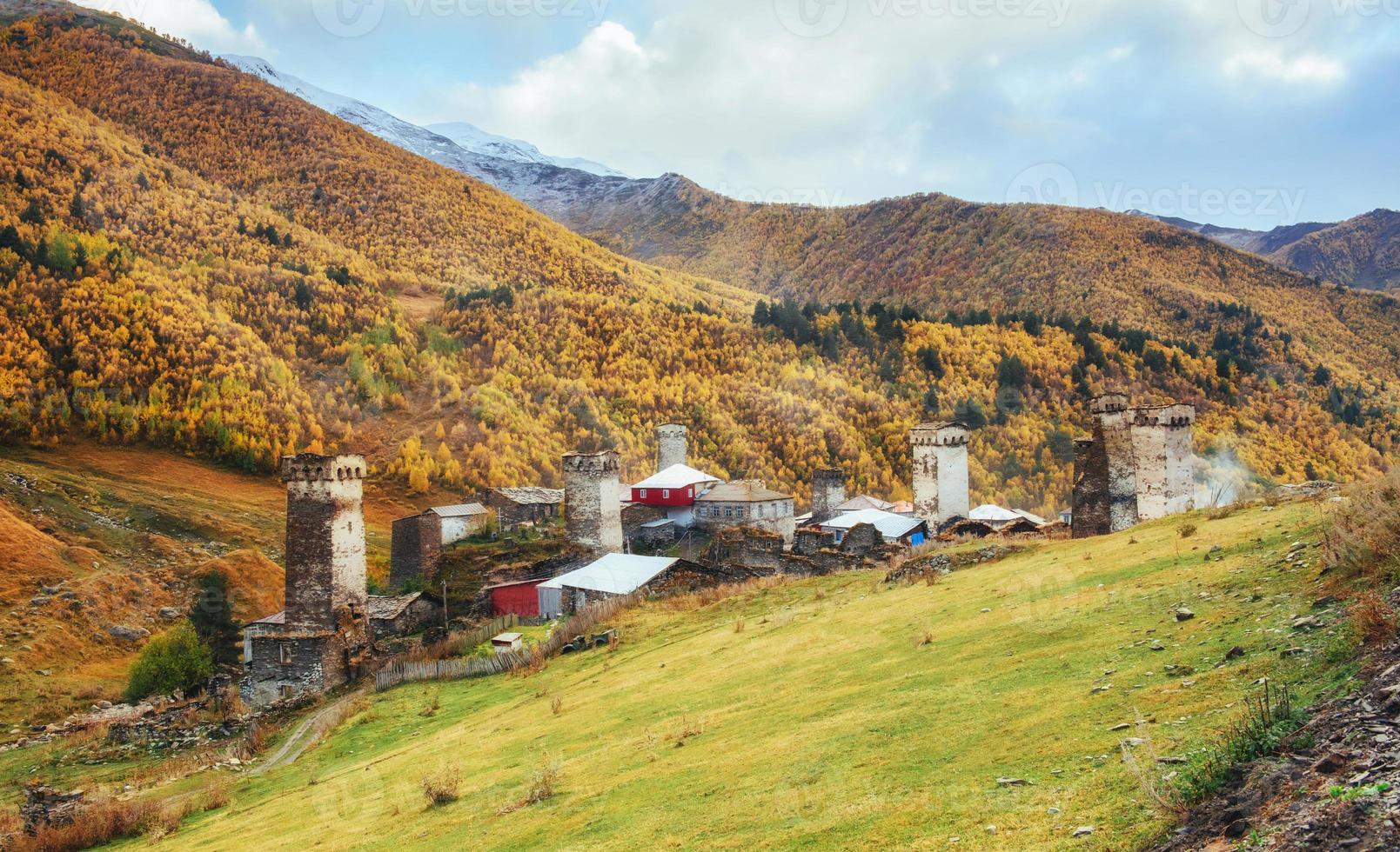 fantástica belleza de la ciudad entre las montañas en georgia europa foto