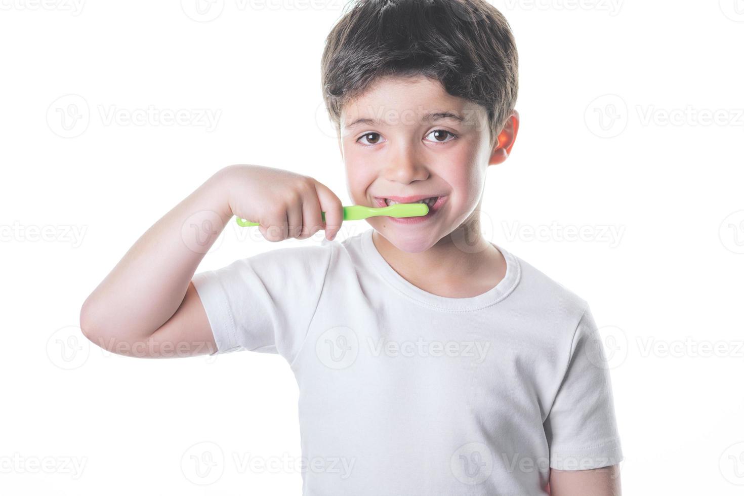 niño pequeño cepillándose los dientes foto