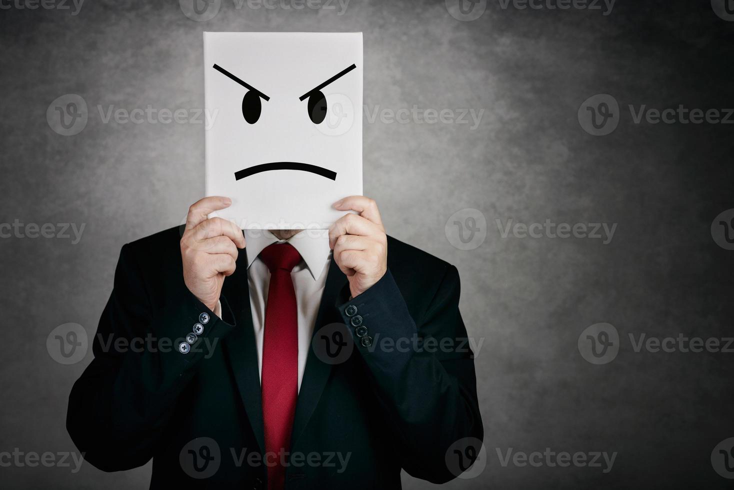 hombre enojado con tablero blanco foto