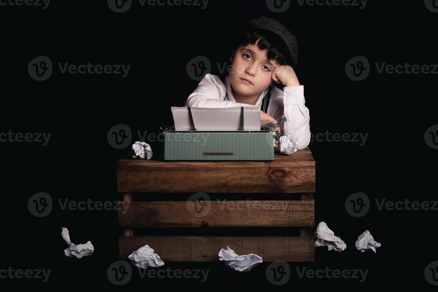 chico con maquina de escribir foto
