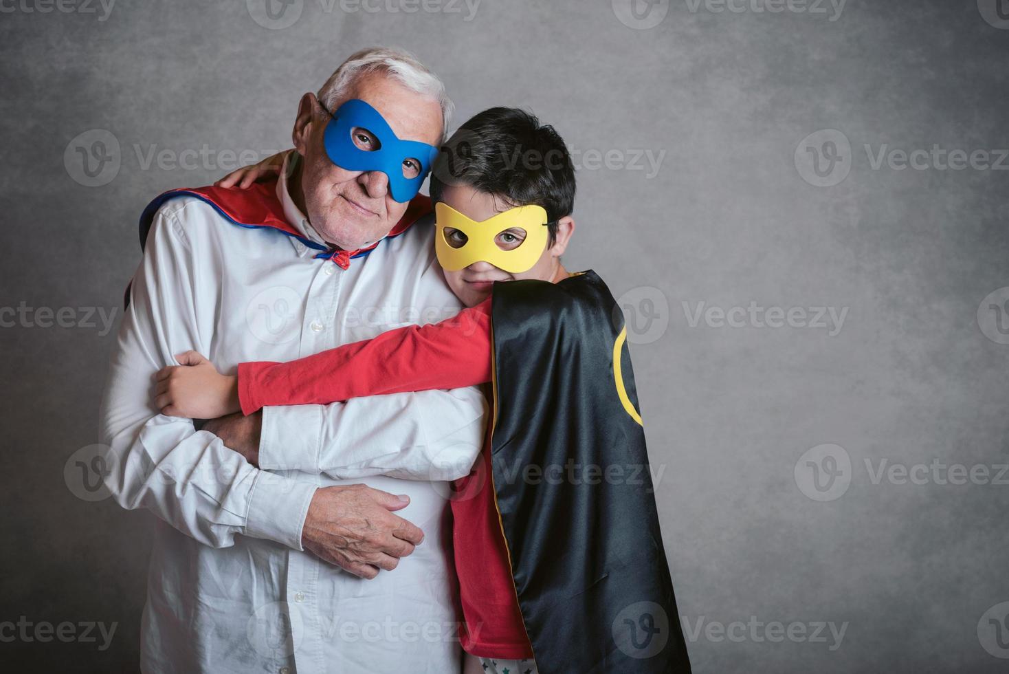 abuelo con nieto disfrazado de superhéroe foto