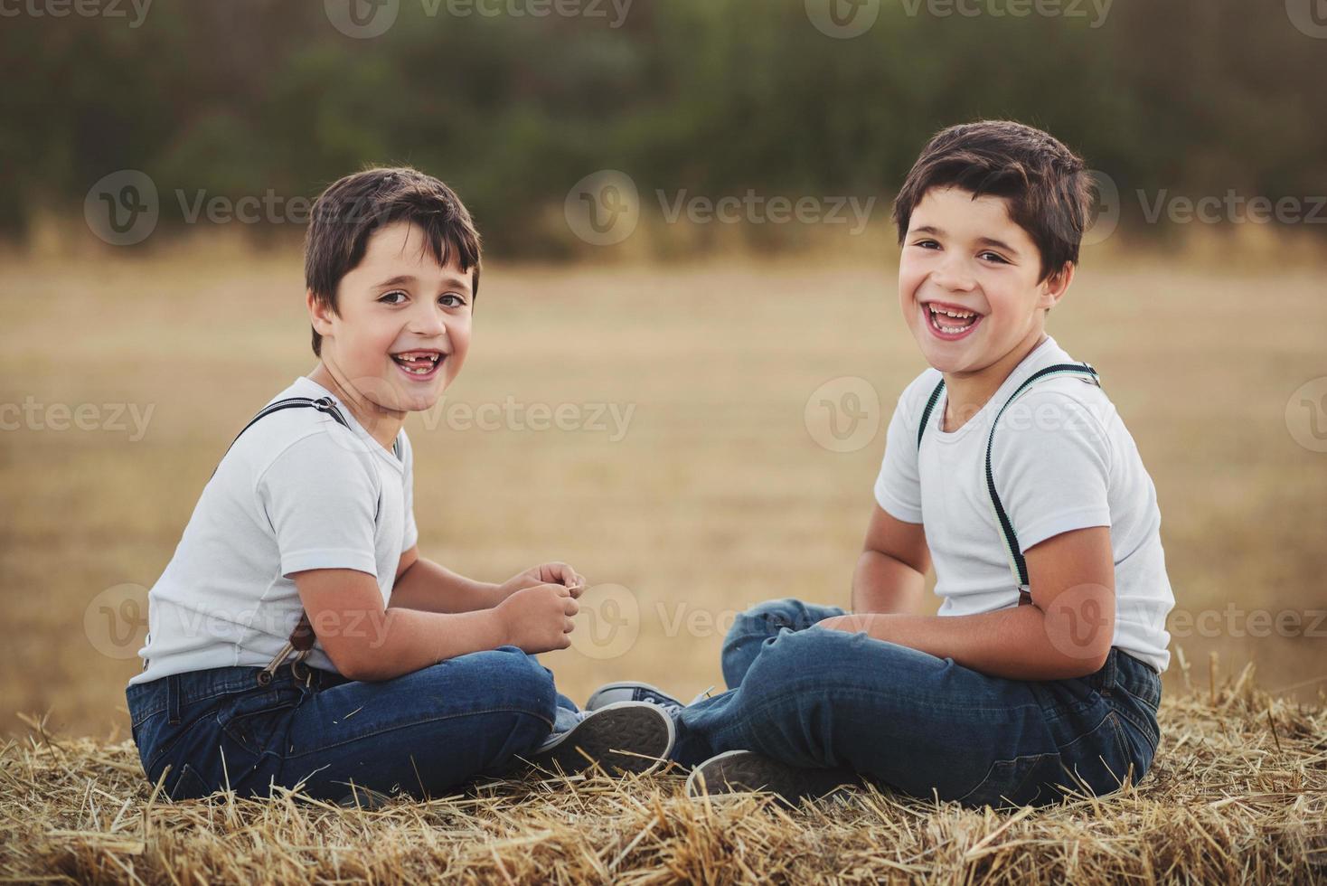 hermanos jugando en el campo foto