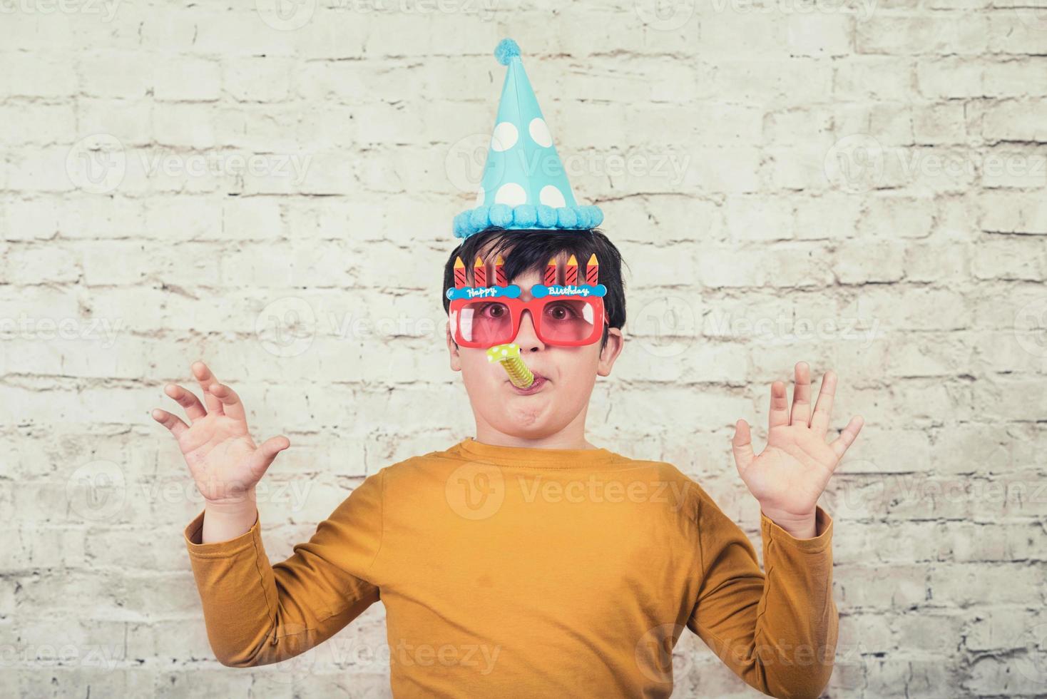 niña sorprendida con un gorro de fiesta en su cumpleaños foto