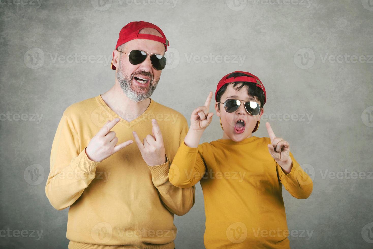 día del padre, padre e hijo con gafas de sol y gorra. foto