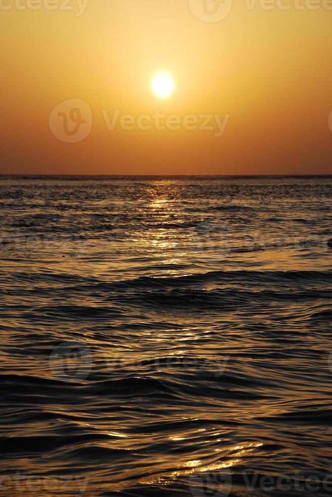 olas en la puesta de sol foto