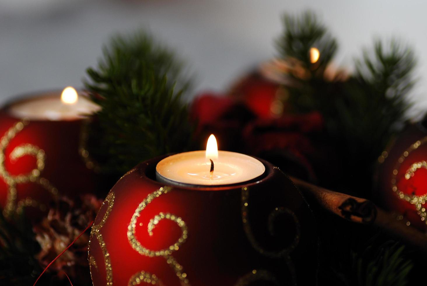 cuatro hermosas velas se encienden en adviento foto