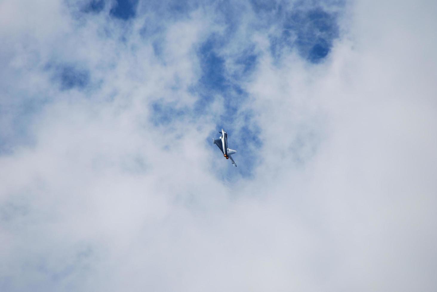 Fast interceptor flies up very quickly with a loud photo