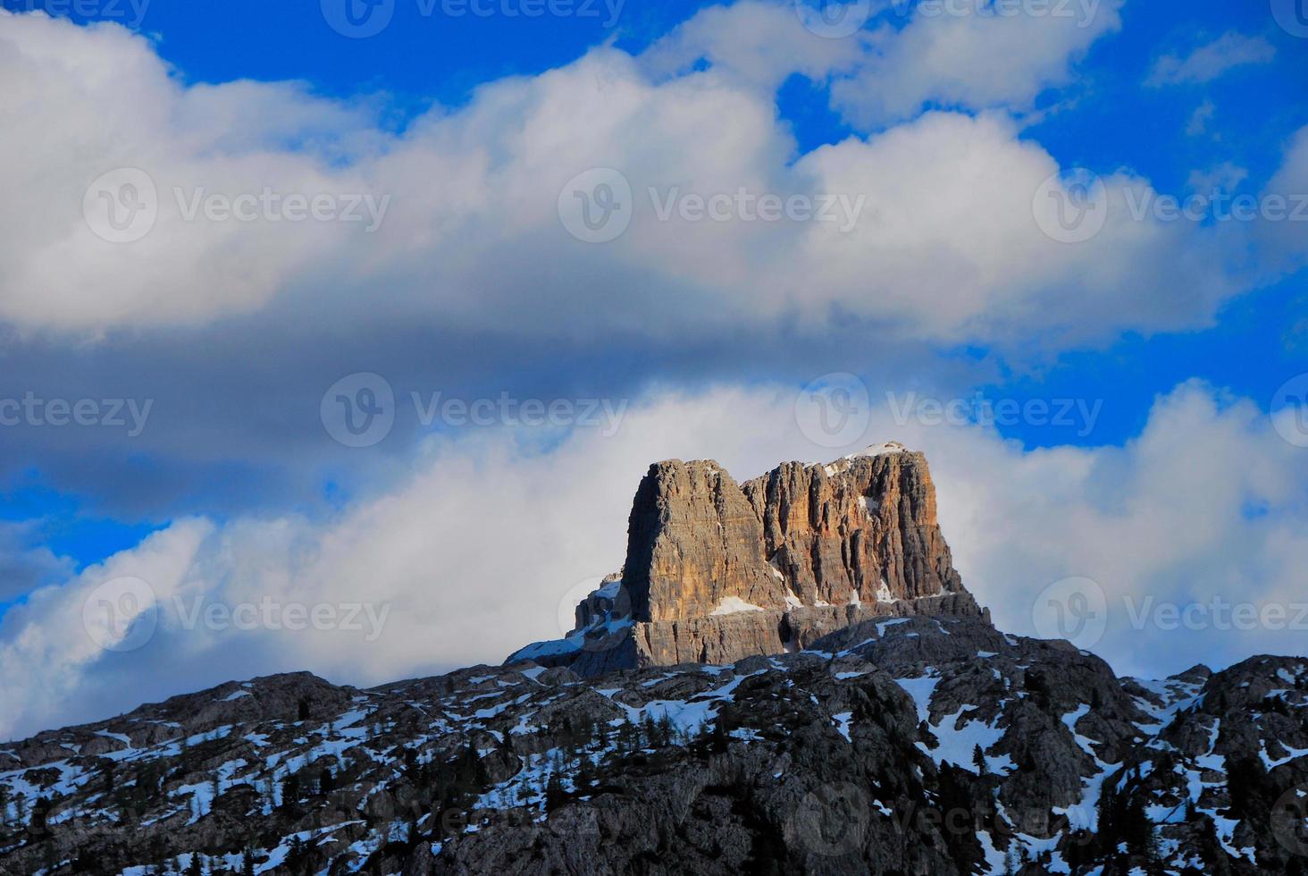 montaña en la dolomita foto