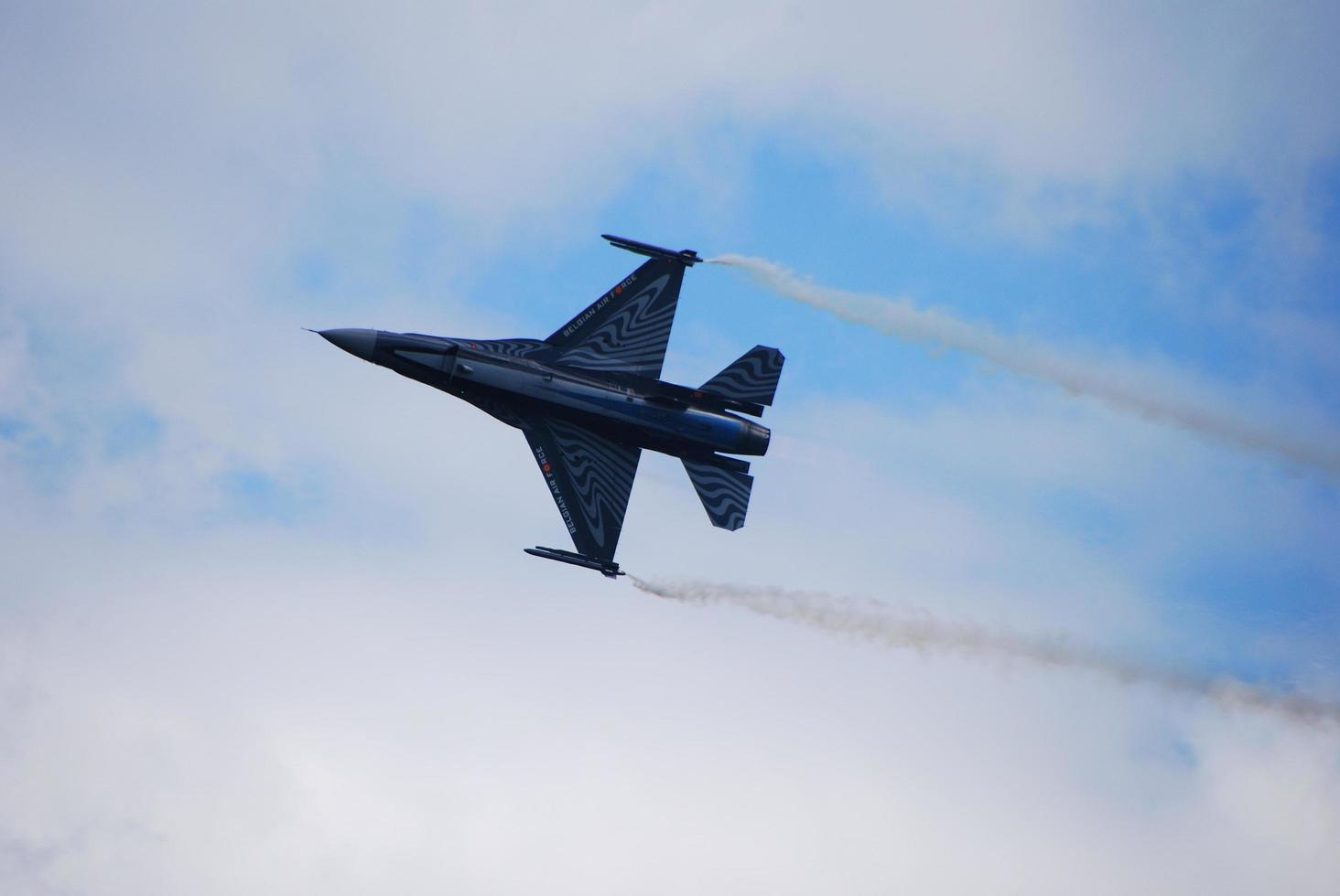 El avión de combate rápido y afilado vuela a baja velocidad foto