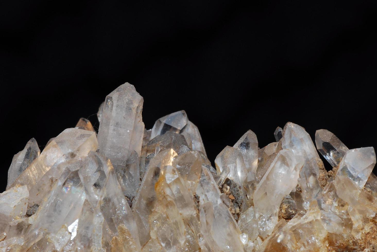 minerales de roca cristal de roca con pequeñas y hermosas puntas transparentes macro foto