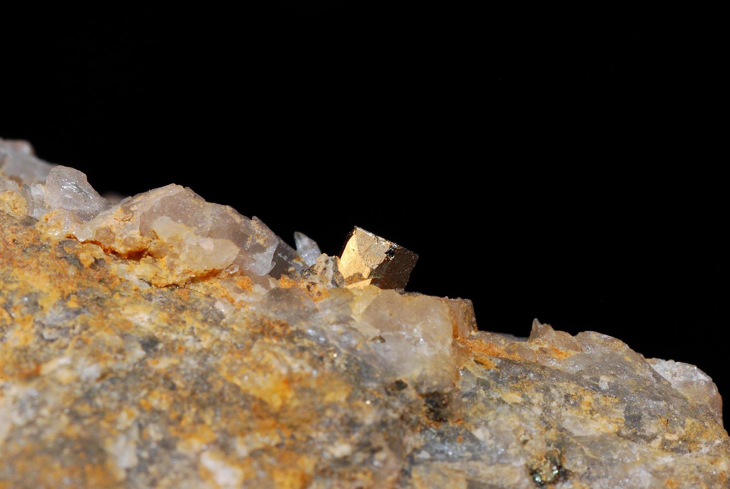 minerales roca con cuarzo y pirita cubo cuadrado foto