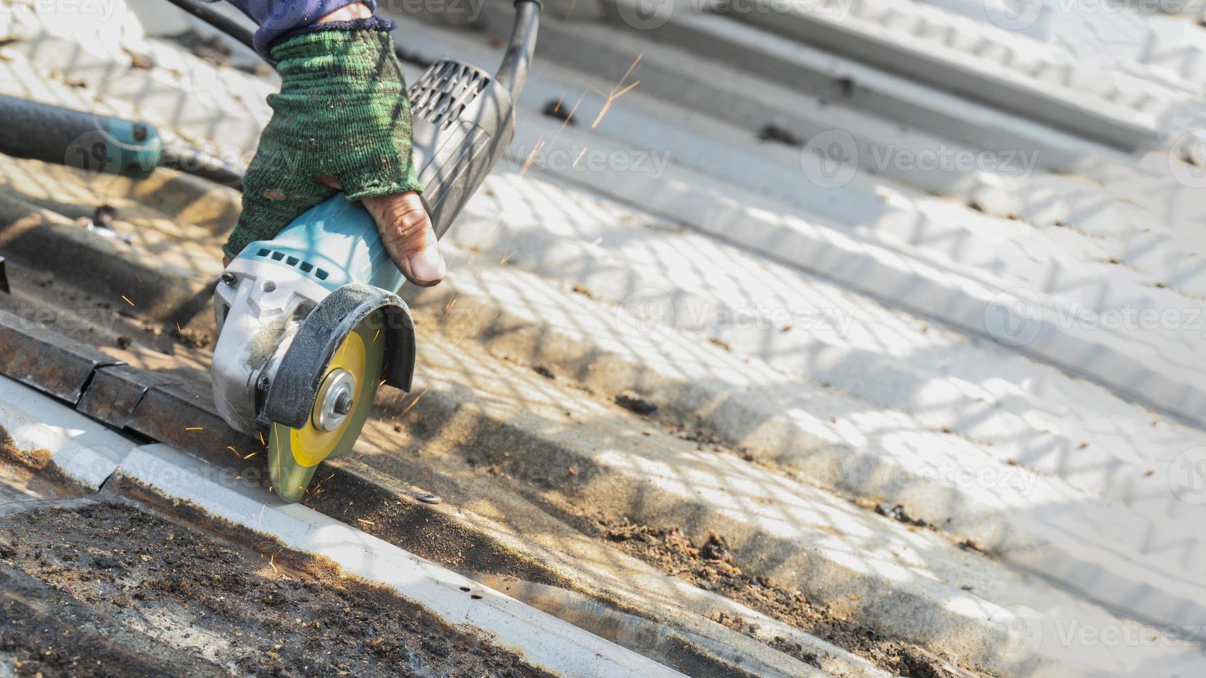 los trabajadores están usando piedras de moler, cortando, arreglando techos de acero. foto