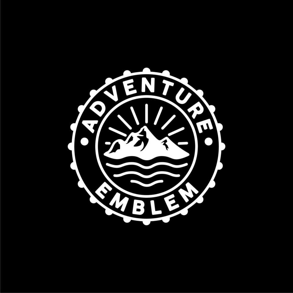 montaña, mar y sol para la inspiración del diseño del logotipo del emblema de los viajes de aventura vector