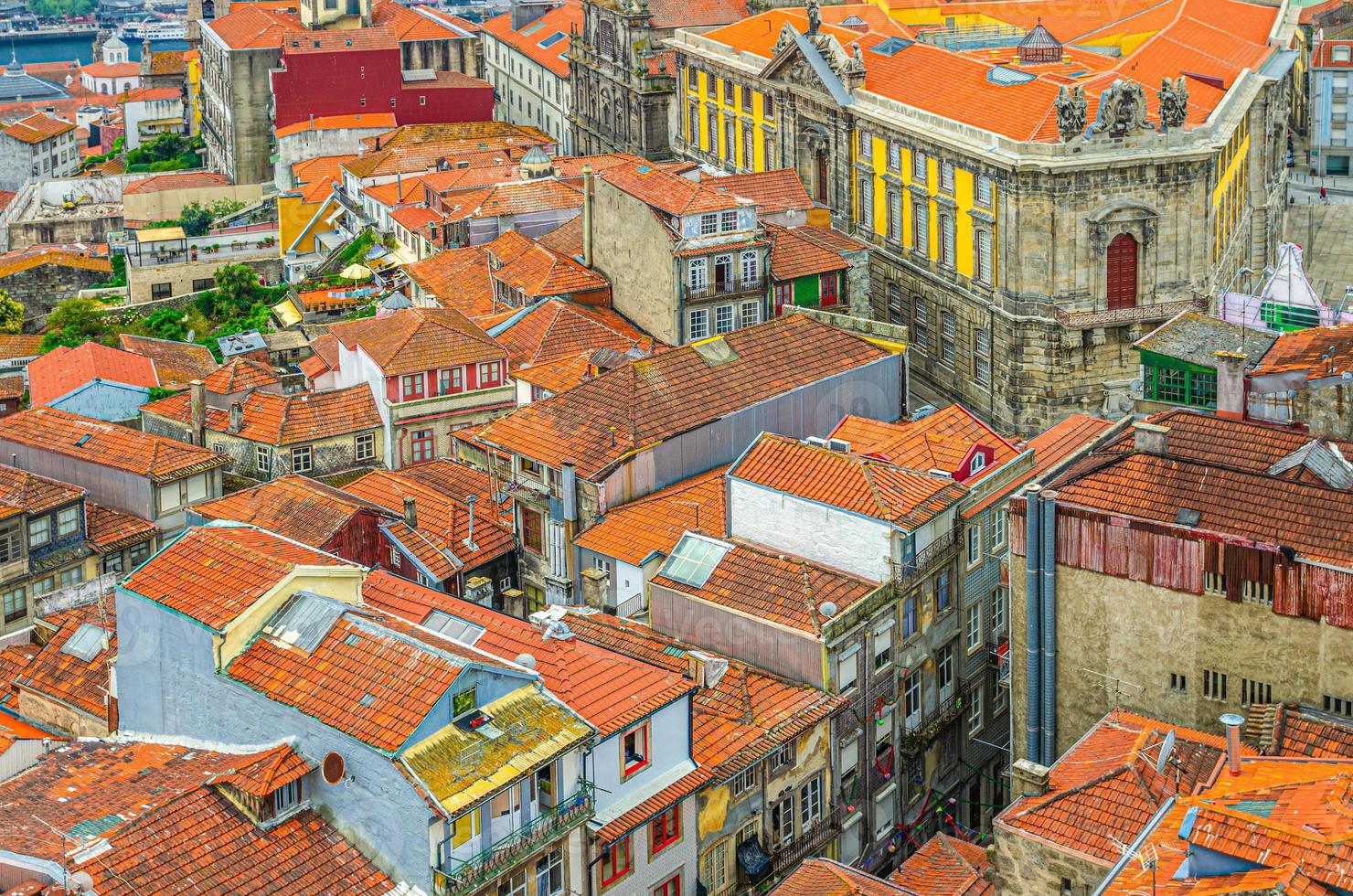 vista panorámica aérea del centro histórico de la ciudad de porto oporto con edificios típicos de techo de tejas rojas foto