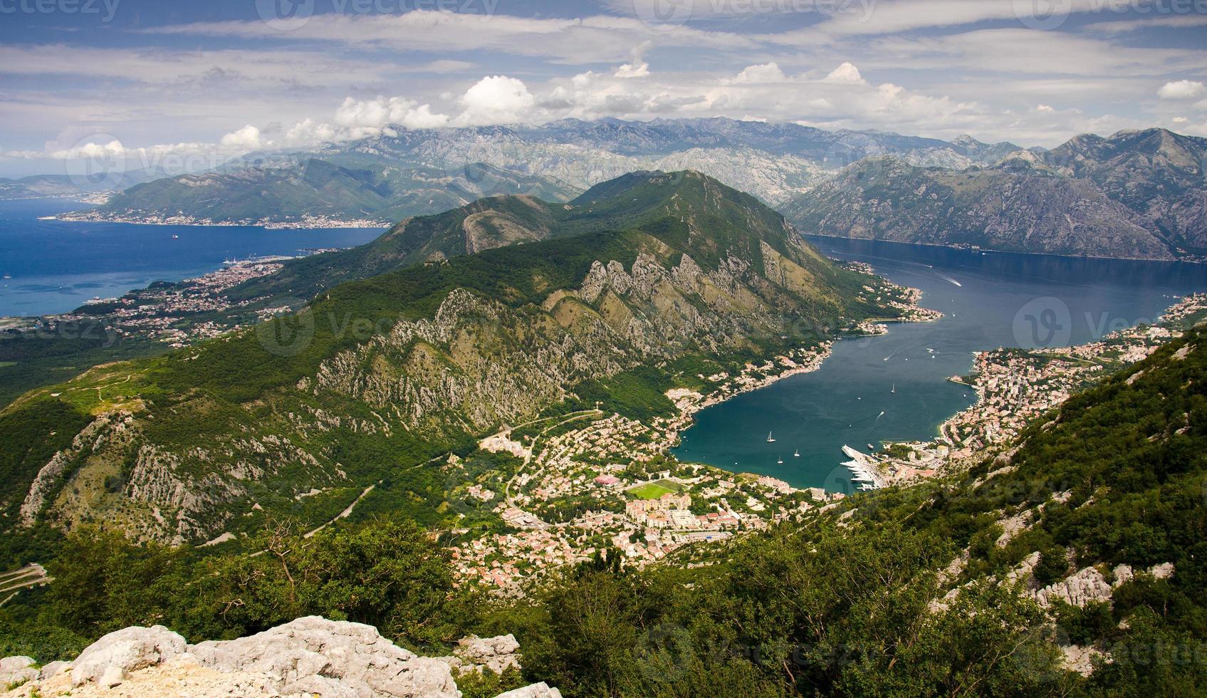 vista superior de la bahía de boka kotor y kotor desde la montaña lovcen, montenegro foto