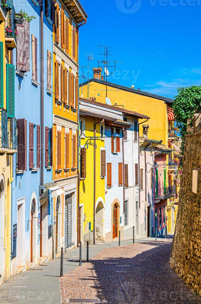 típica calle estrecha en el antiguo centro histórico de la ciudad de desenzano del garda foto