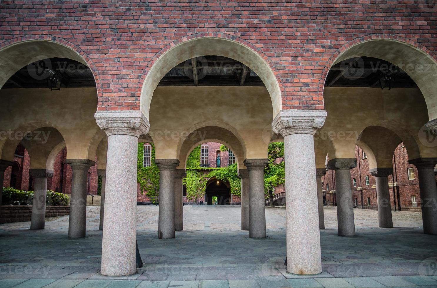 patio en el ayuntamiento de estocolmo stadshuset, suecia foto