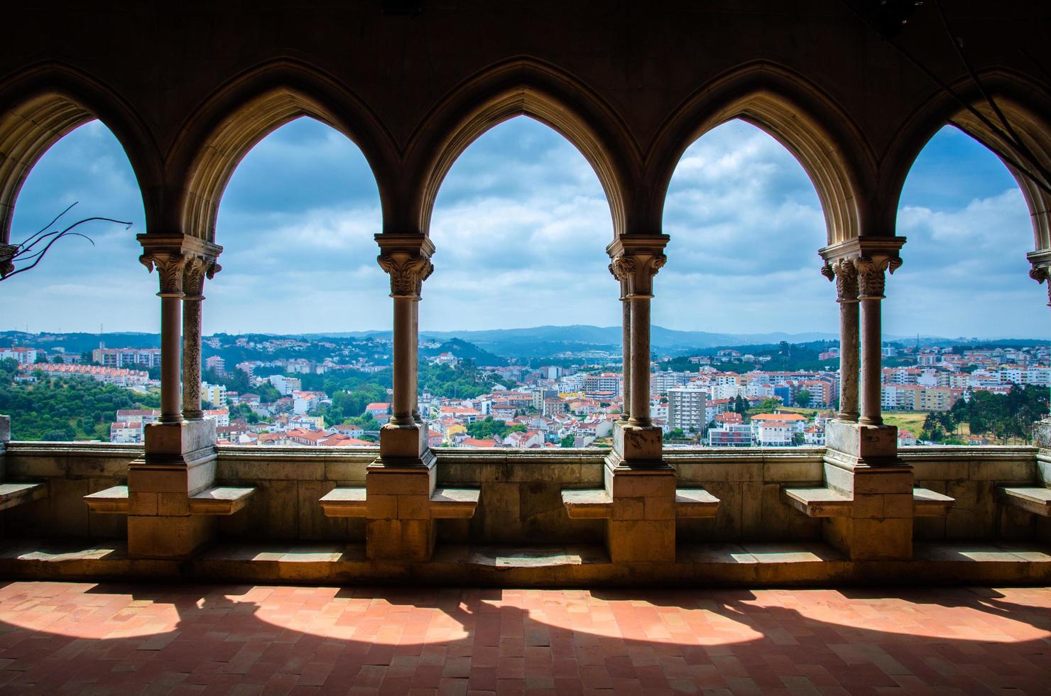 leiria, portugal vista de la ciudad de leiria desde el arco de la ventana del castillo foto