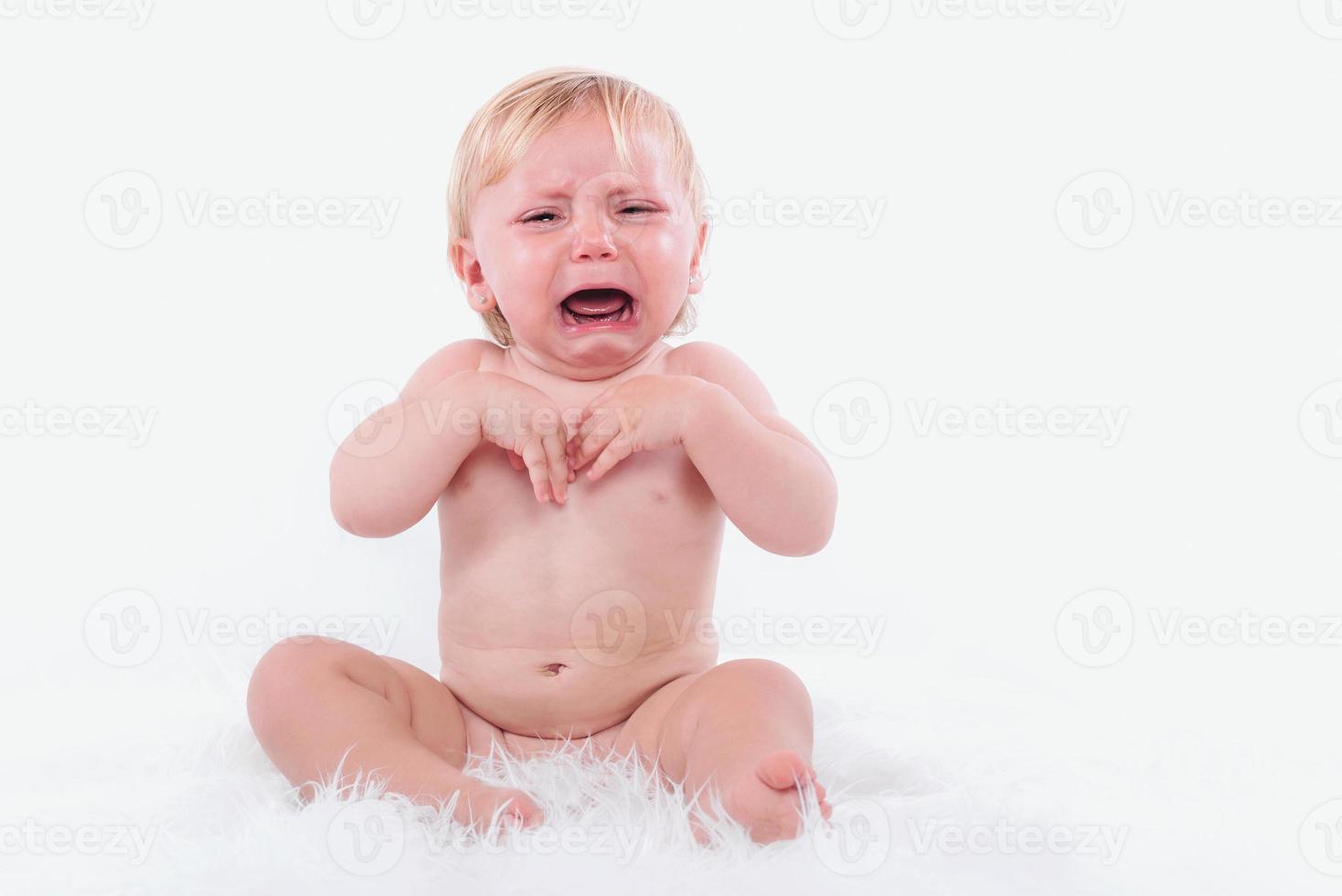 bebé llorando sobre fondo blanco foto