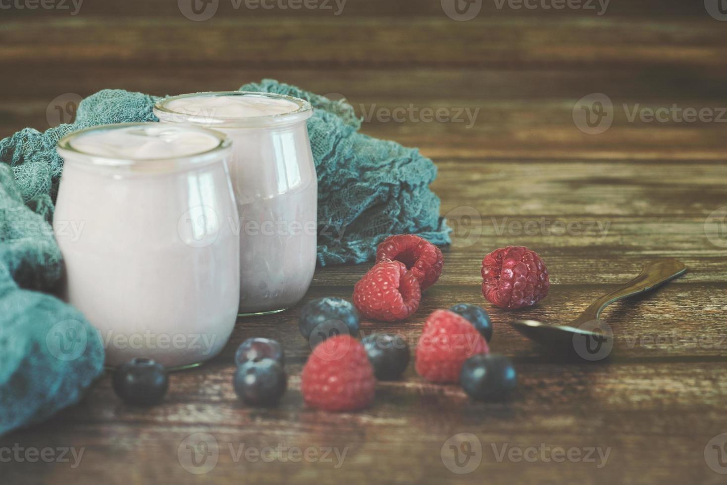 yogur con arándanos y frambuesas foto
