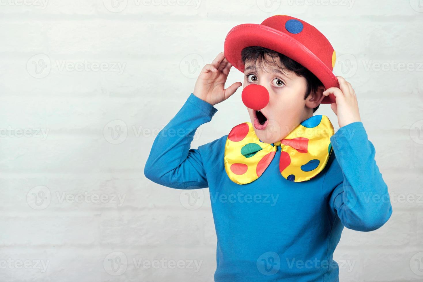 niño con nariz de payaso y sombrero foto