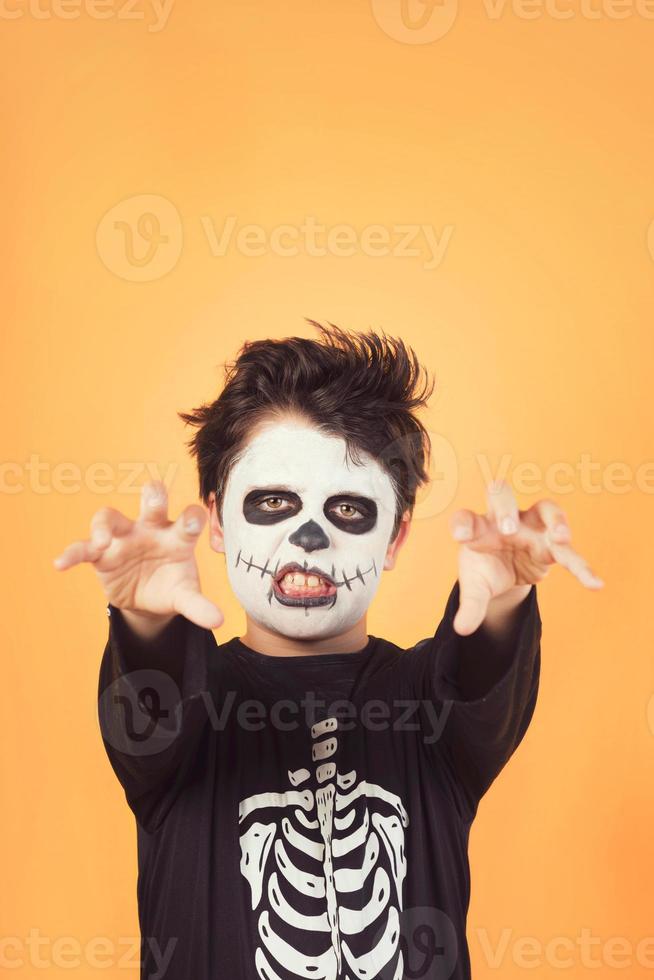 feliz Halloween. niño divertido en un disfraz de esqueleto de halloween foto