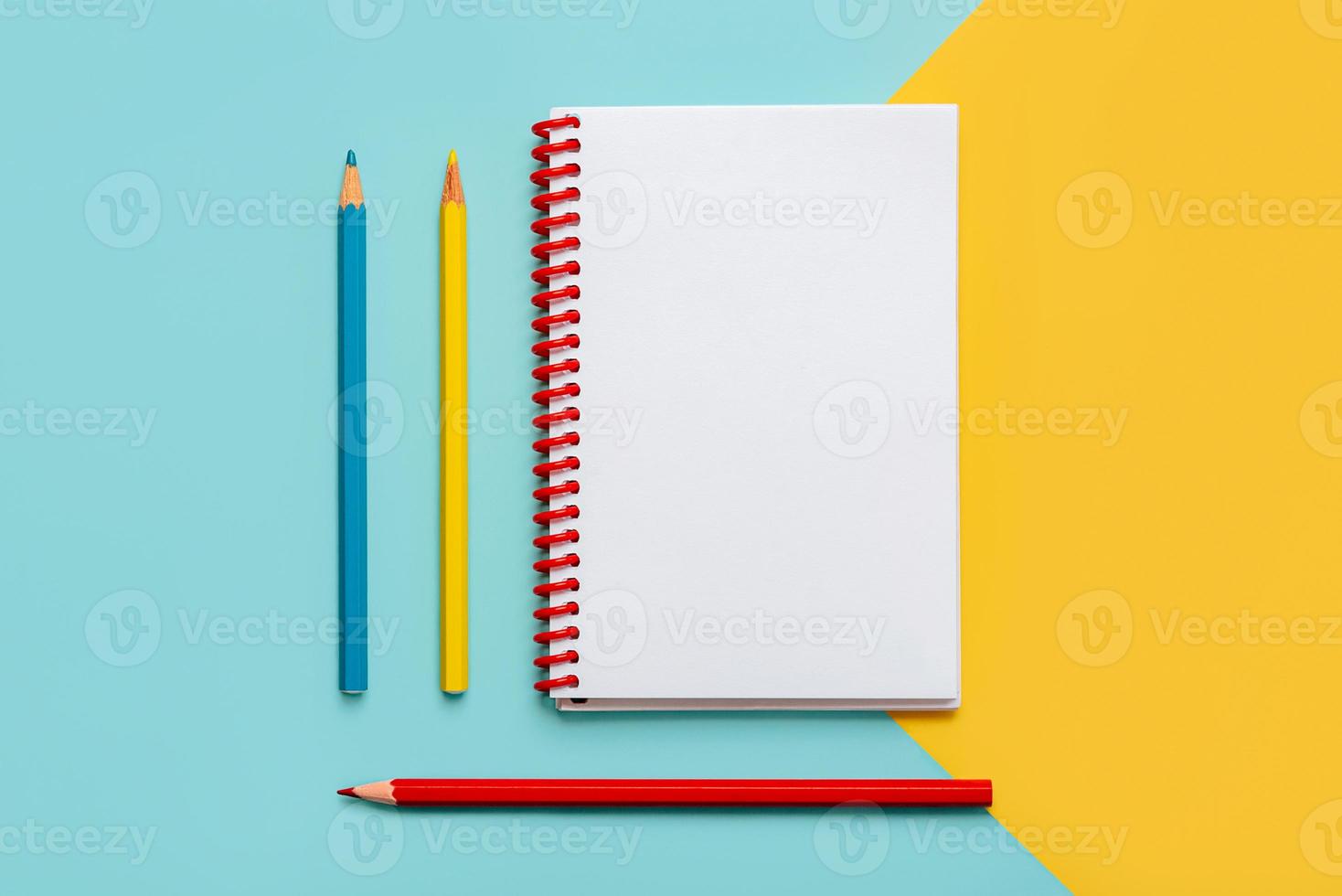 cuaderno espiral con lápices de colores y espacio de copia para su imagen o texto foto
