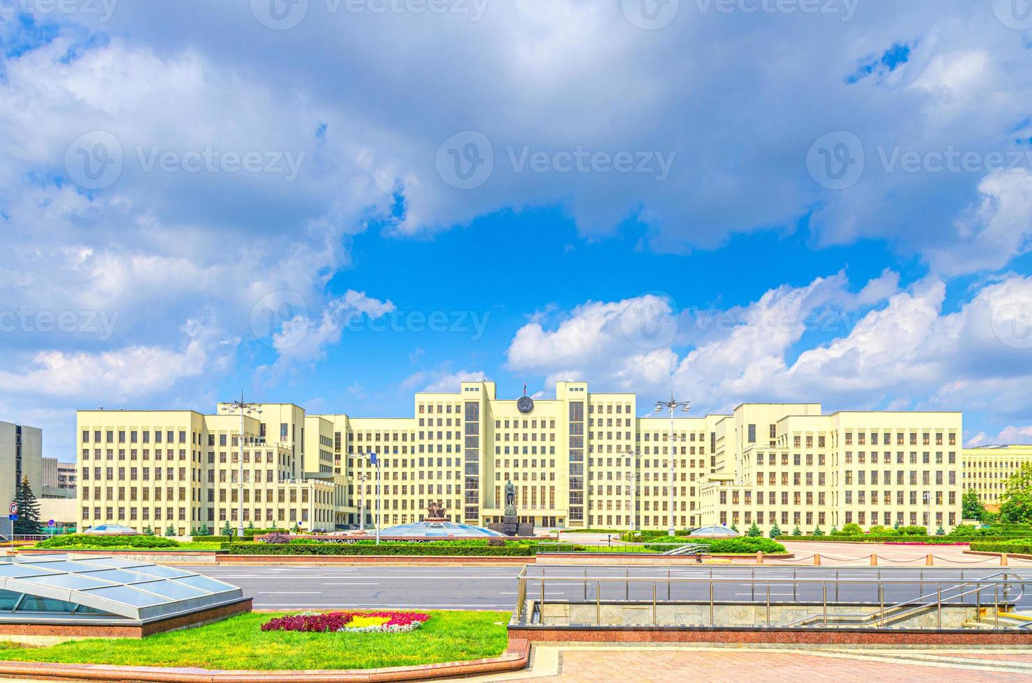 el edificio de estilo constructivista de la casa de gobierno en la plaza de la independencia en minsk foto