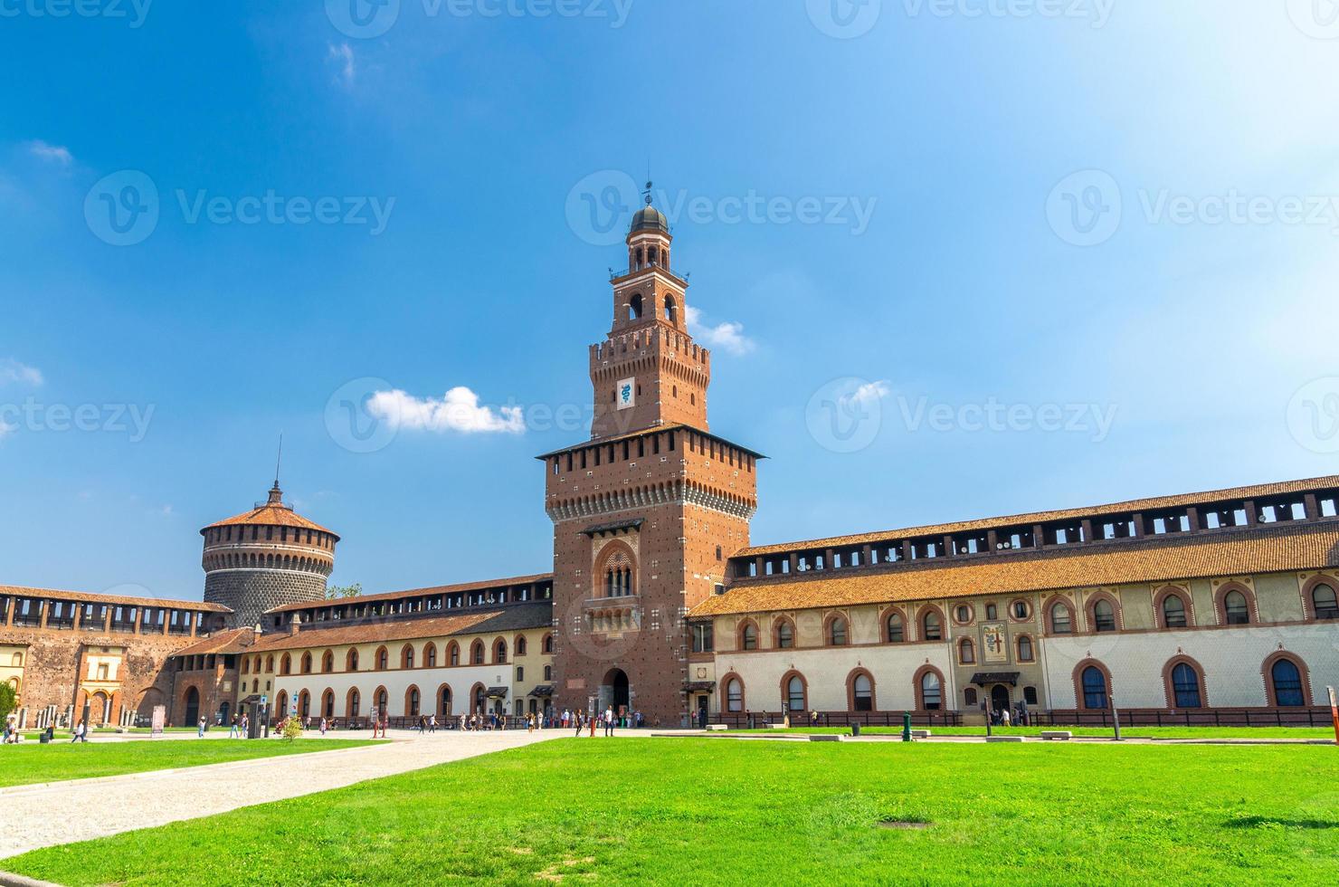 antiguo castillo medieval sforza castello sforzesco y torre, milán, italia foto