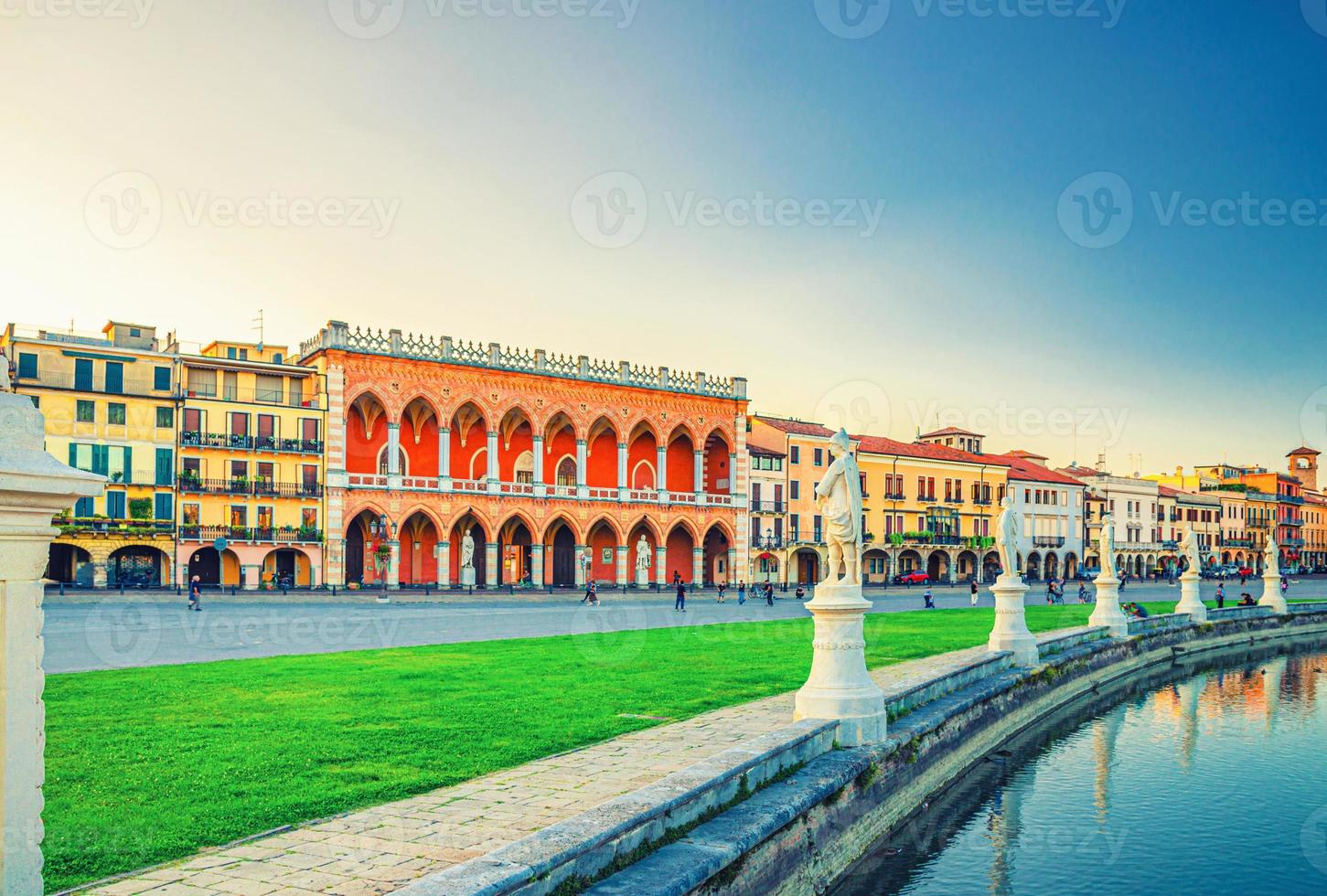 paisaje urbano de padua con palazzo loggia amulea palace foto