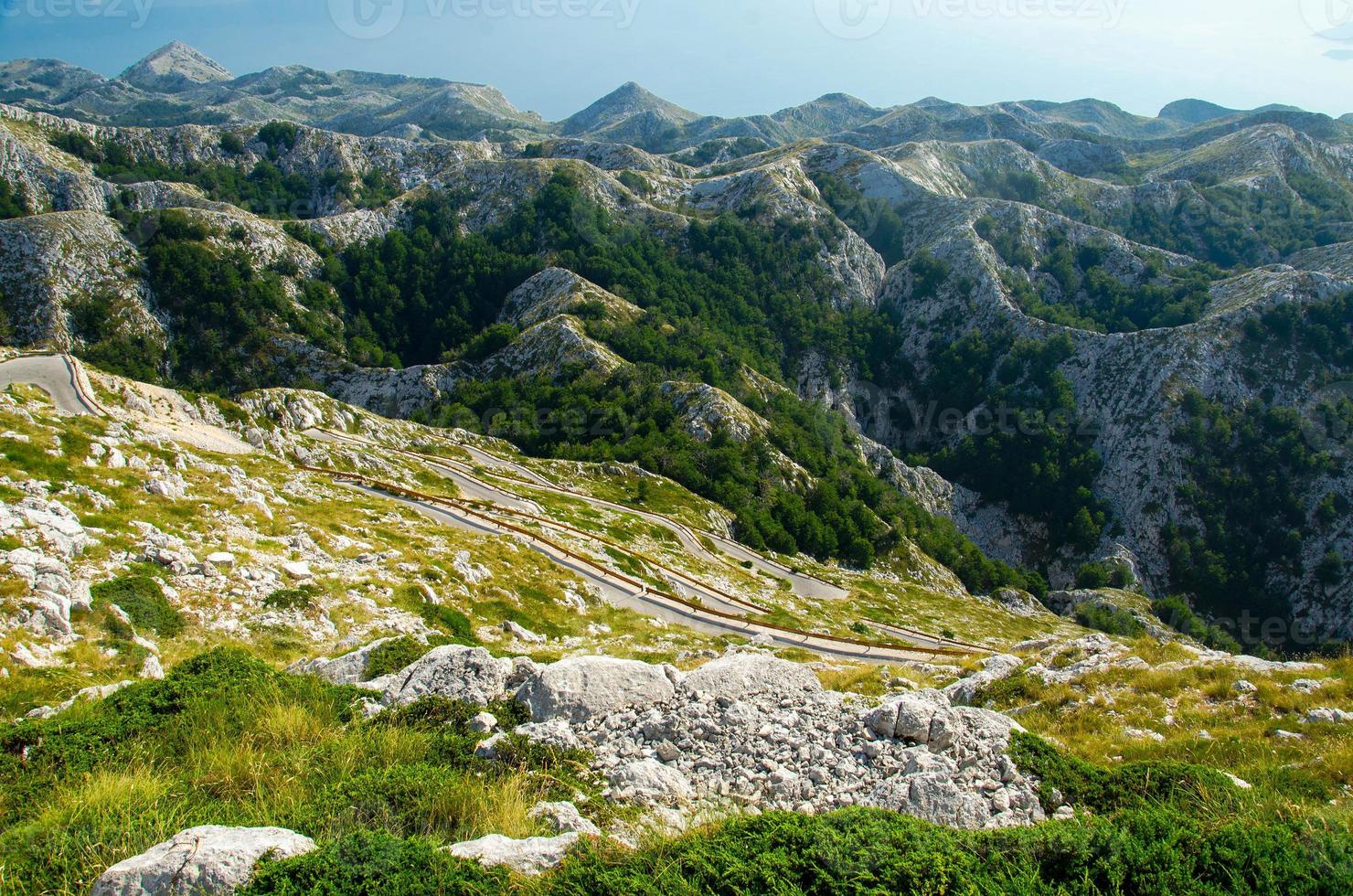 camino con curvas al pico de la montaña sveti jure, biokovo, dalmacia, croacia foto