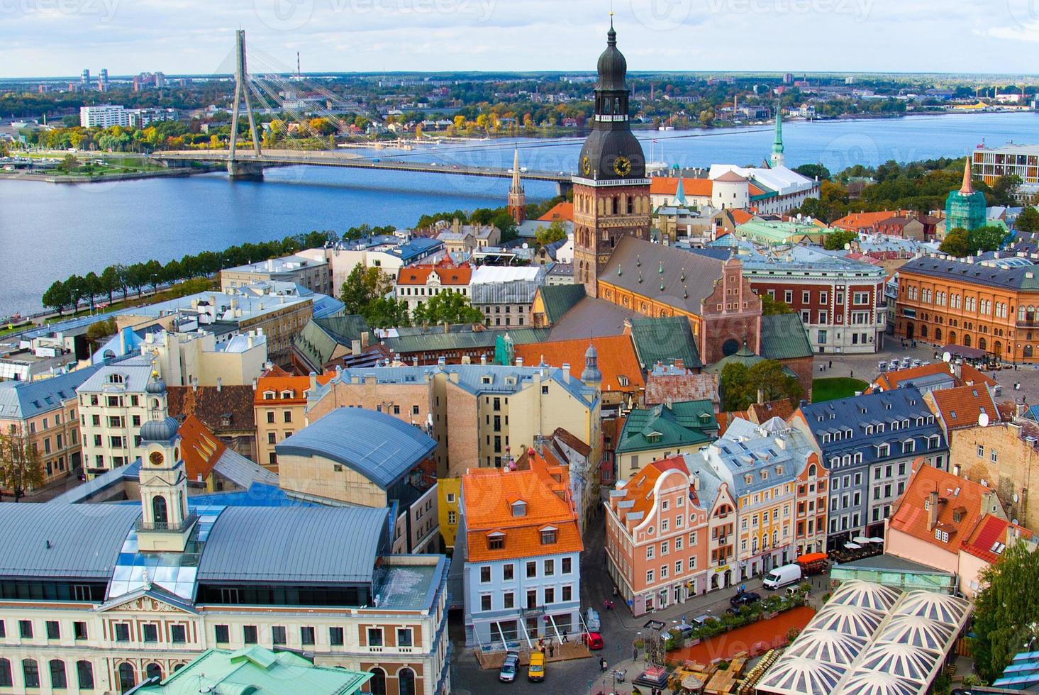 vista panorámica del casco antiguo de riga, letonia foto