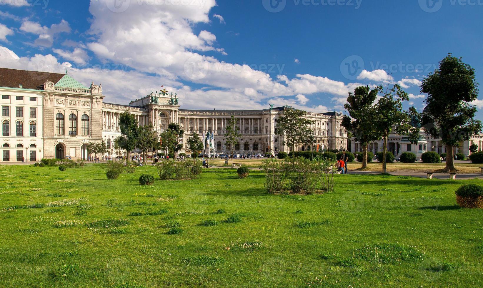 césped verde frente al palacio imperial de hofburg, viena, austria foto