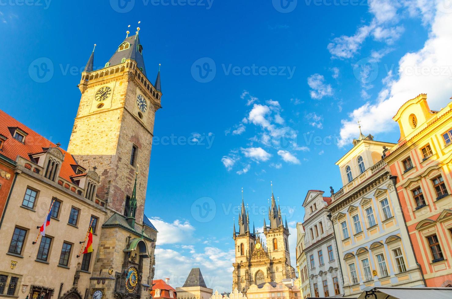 plaza de la ciudad vieja de praga stare mesto centro histórico de la ciudad con reloj astronómico foto