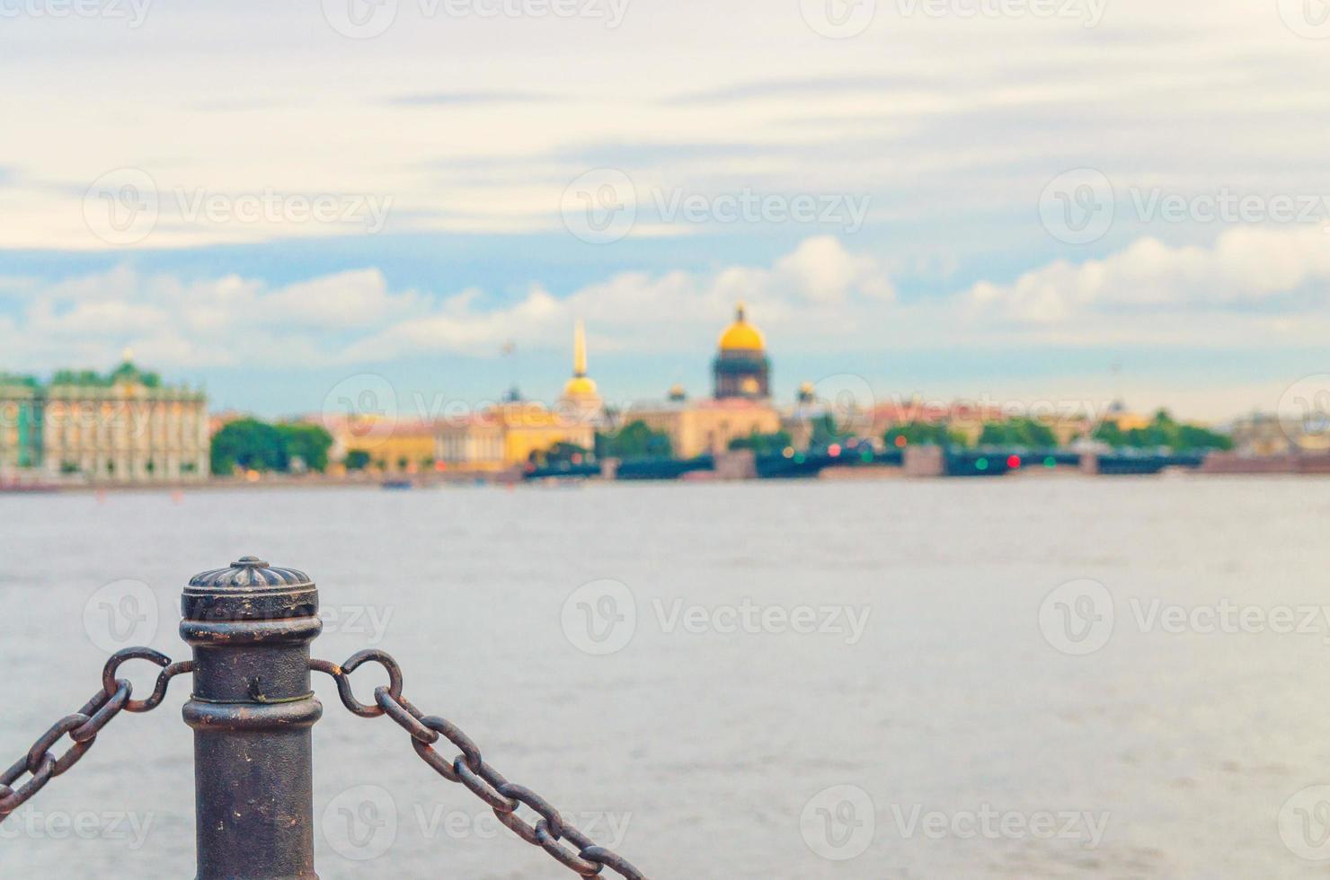 poste de cadena de esgrima con fondo borroso del río neva, paisaje urbano de san petersburgo foto